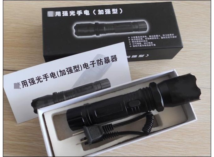 1101型带强光电筒式电击器
